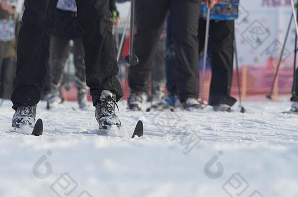 越野滑雪锦标赛期间，男子运动员和滑雪者集体起跑