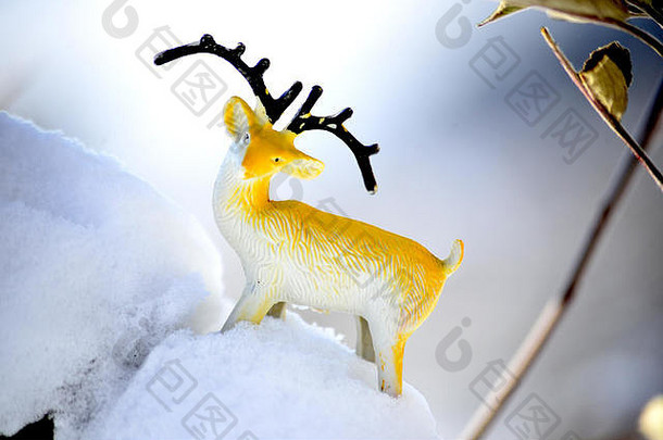 雪上的鹿雕像玩具，冬季主题，图像