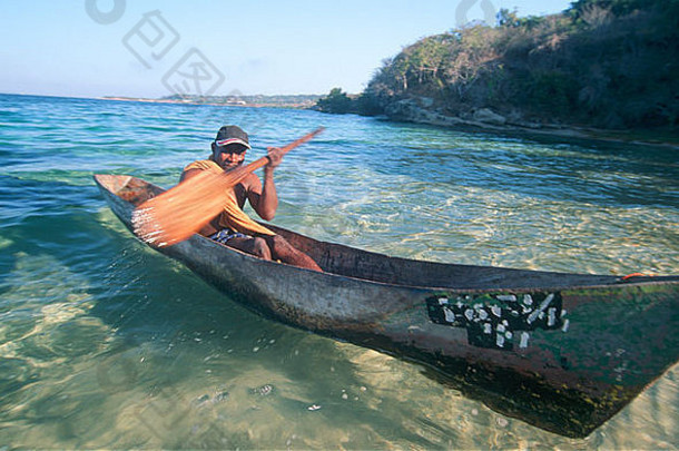 渔夫坐独木舟上岸