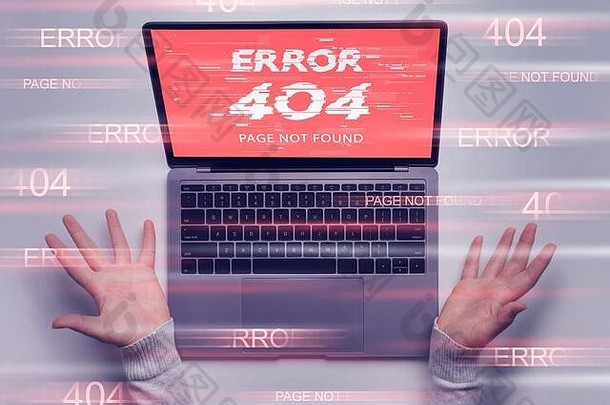 不高兴的摊开双手，在笔记本电脑屏幕上找不到404页