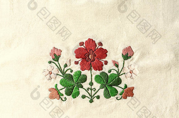 棉织物上的红花和三叶草刺绣图案