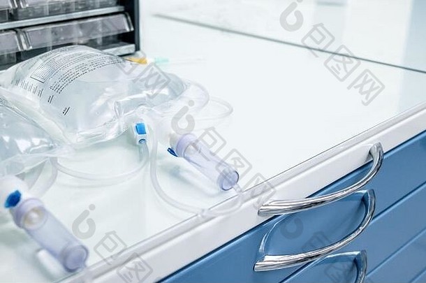 桌上放着一袋用于在医院静脉滴注的生理盐水。袋子上的俄文铭文表示solu的<strong>使用说明</strong>