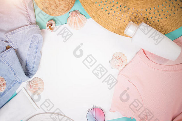 女士服装及配饰：粉色t恤、牛仔衬衫、太阳镜、帽子、防晒霜、沐浴霜、椰子色薄荷色背景和空白白纸。佛罗里达州