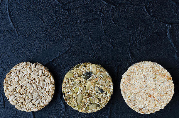 自制的麦片零食健身饮食超级食物科齐纳基芝麻亚麻花生向日葵南瓜种子页岩板素食主义者