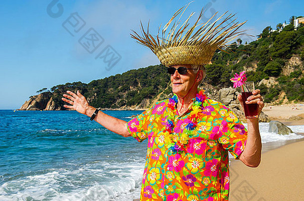 在热带海滩喝鸡尾酒的老人