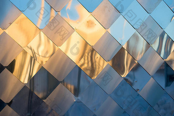 脏铝金属墙外观面板菱形类似的尺度瓷砖反射日落