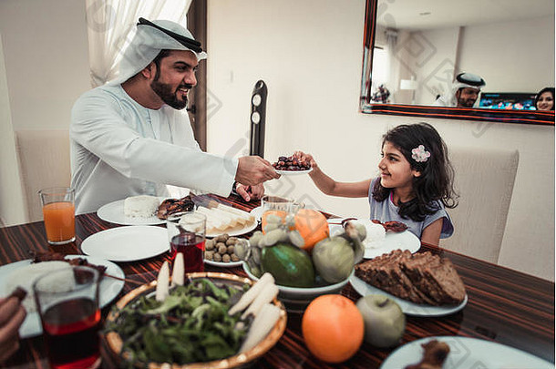 阿拉伯幸福家庭生活时刻在家