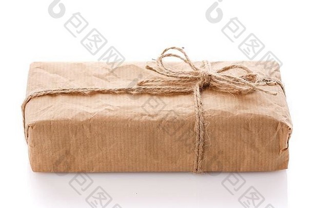 包裹用棕色牛皮纸包裹，白色背景隔离。