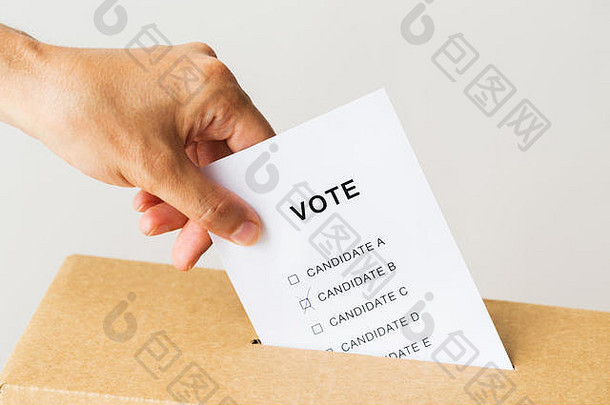 选举时将选票放入投票箱的男子