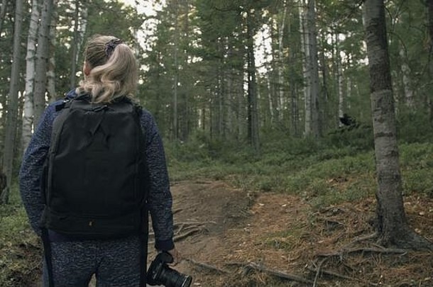 旅行者拍摄风景优美的视图森林高加索人女人拍摄不错的魔法女孩照片视频数码单反相机mirrorless相机