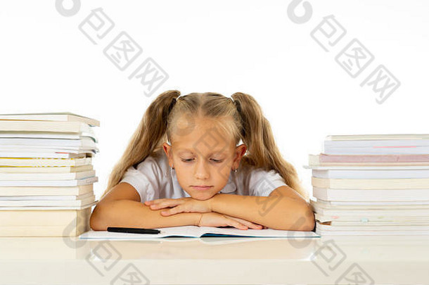 在儿童教育学院里，一个悲伤、疲惫、可爱、金发碧眼的女学生压力重重地坐在家里做作业，被太多的学习和课本压得喘不过气来