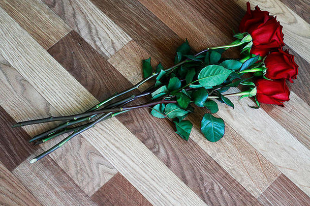 木地板上深红色玫瑰束的俯视图。闭合。<strong>情人节</strong>快乐，婚礼，爱情，贺卡的生日背景，墙纸，安宁