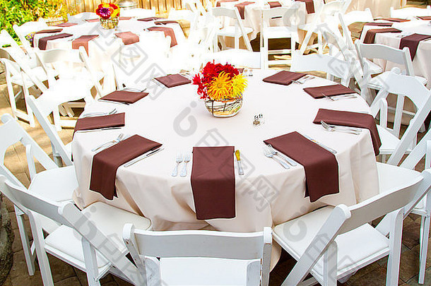 在客人到达婚宴之前，餐具、桌子和椅子都是空的。
