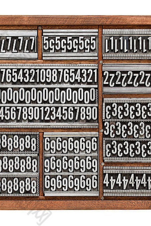 数字和装饰品.白色隔离的木制复古排字盒中的复古金属印刷块