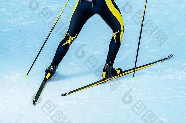 带腿的冬季两项或越野滑雪运动员背部以及腿、滑雪板和杆的设备详图