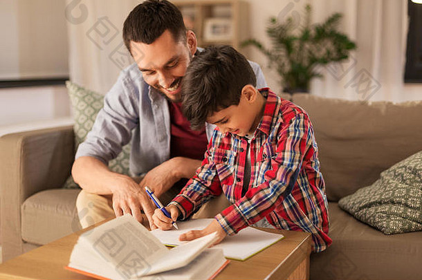 爸爸和儿子一起做作业