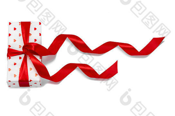 情人节礼物包装在一个红色盒子里，盒子上有一颗心形图案