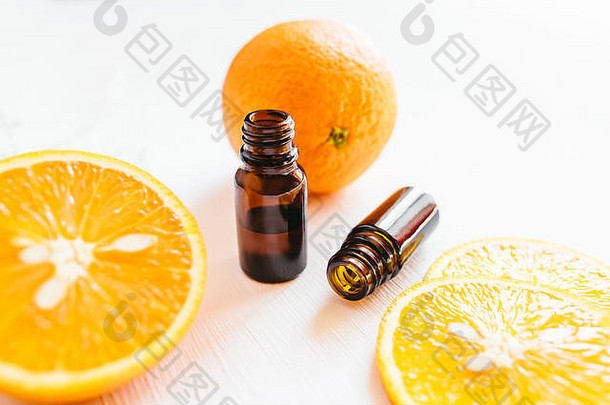 瓶橙色至关重要的石油白色背景美皮肤护理健康药用目的