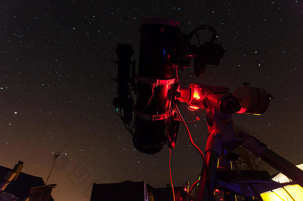 专业天文摄影望远镜，配备导向镜和天文照<strong>相机</strong>，拍摄夜空