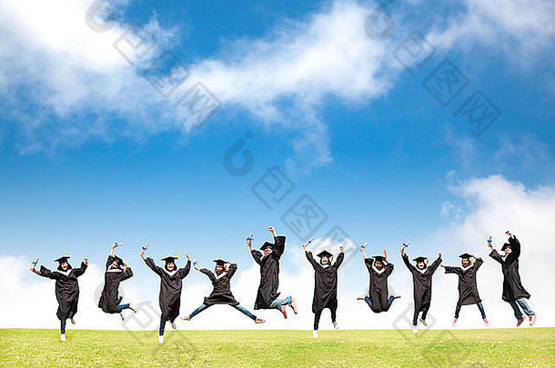 大学生欢庆毕业快乐跳跃