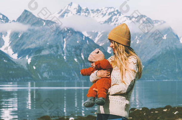 母亲带着孩子在挪威山区旅行家庭生活方式母亲抱着婴儿度假户外活动母亲节