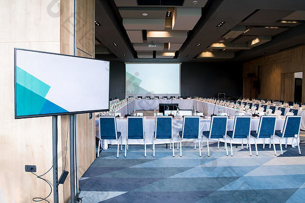 商务研讨会开始前大型现代化会议室的内部