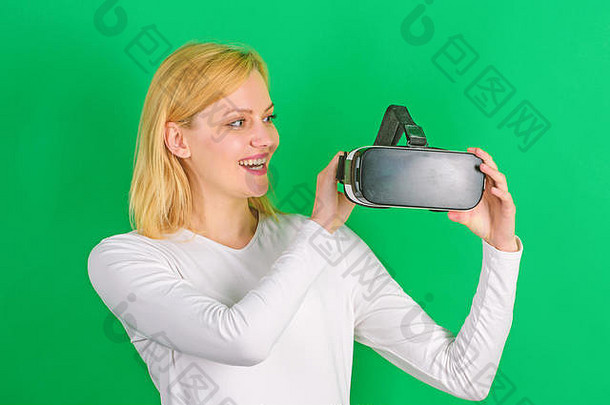 在虚拟现实体验中，一位年轻女子触摸着空气。使用虚拟现实耳机的年轻女子。戴着虚拟现实眼镜的女人。视觉世界