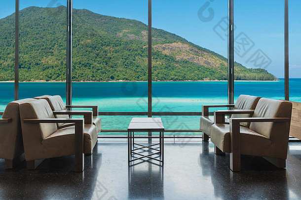 位于泰国普吉岛的豪华酒店休息室，窗户可俯瞰大海。暑期、旅游、度假、度假概念。