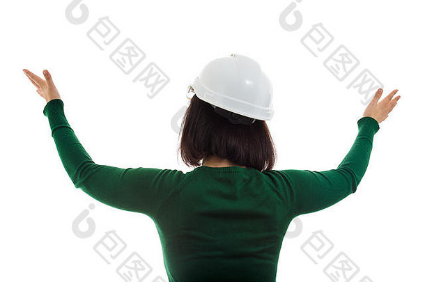 年轻女工程师的后视图，她打着手势，举起双手，大大张开。戴白色头盔的隔离背景工人。