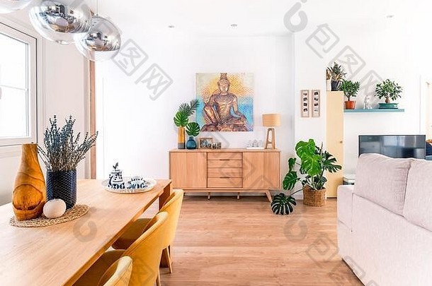 舒适的时尚的明亮的生活房间自然风格木表格陶瓷图片书植物宽敞的现代休息室室内朴实的颜色