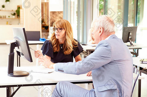 集团业务人工作办公室执行女商人高级金融顾问商人坐着前面电脑