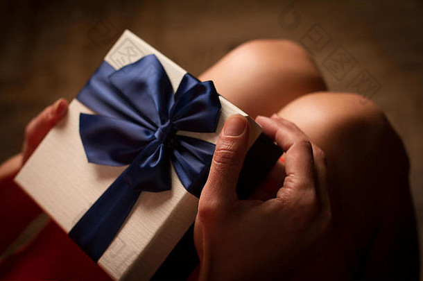 前视图女人开放现在<strong>蓝色</strong>的丝带礼物盒子内部膝盖