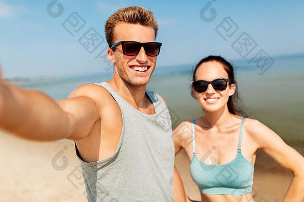 夫妇采取自拍智能手机海滩