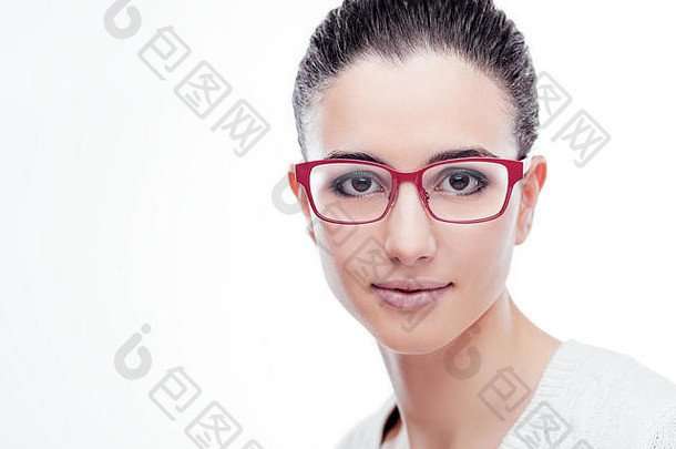 微笑的年轻时装模特戴着红色时尚眼镜在白色背景上摆姿势