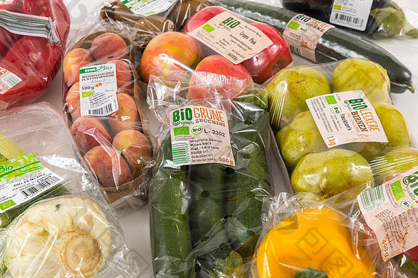 新鲜食品、有机食品、有机蔬菜、水果，每一种都单独包装在塑料包装中，所有食品在同一家超市甚至wi都可以买到