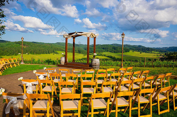 婚礼聚会地点西方俄勒冈州酒庄户外座位俯瞰葡萄园