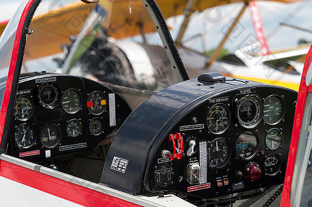 在英国北安普敦郡Sywell机场举行的2015年航空博览会上，一架Zlin特技飞机的驾驶舱
