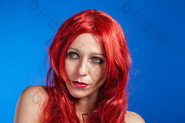 发型，迷人的女人，巨大的红色鬃毛，蓝度
