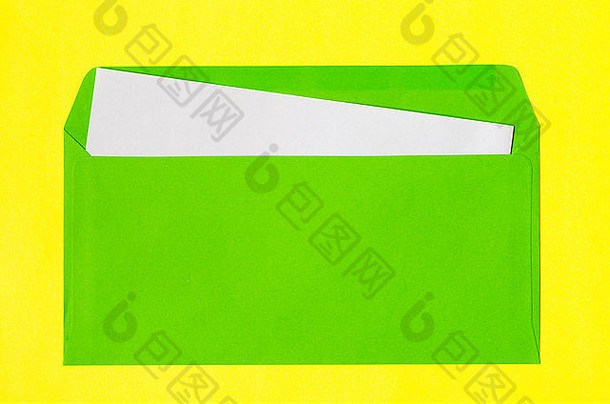 打开黄色背景空白纸的绿色信封