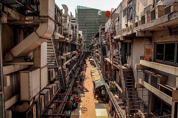 拥挤的小巷贫民窟曼谷城市显示贫困现实生活城市泰国