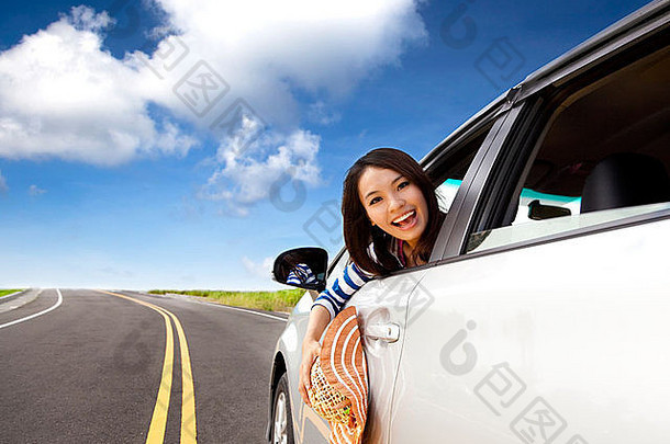 坐在车里的快乐的年轻女子