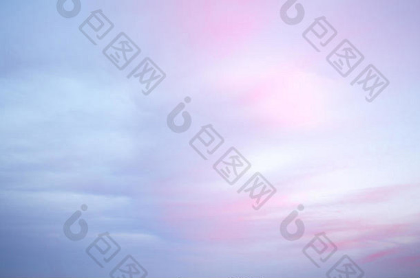 色彩斑斓的黎明黄昏天空粉红色的蓝色的光云背景