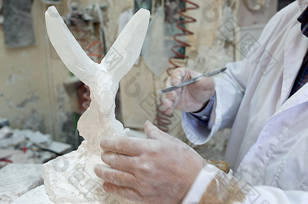 艺术家雕刻雪花石膏，沃尔特拉，意大利