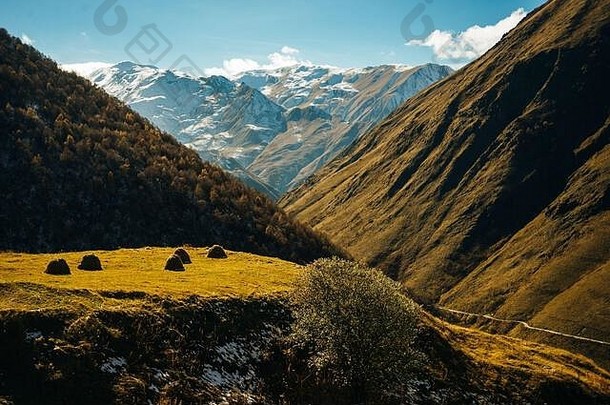 高加索山脉秋天的多彩景色。格鲁吉亚、欧洲。