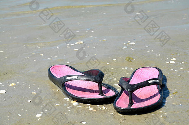粉红色的黑色的翻转失败拖鞋海滩沙子