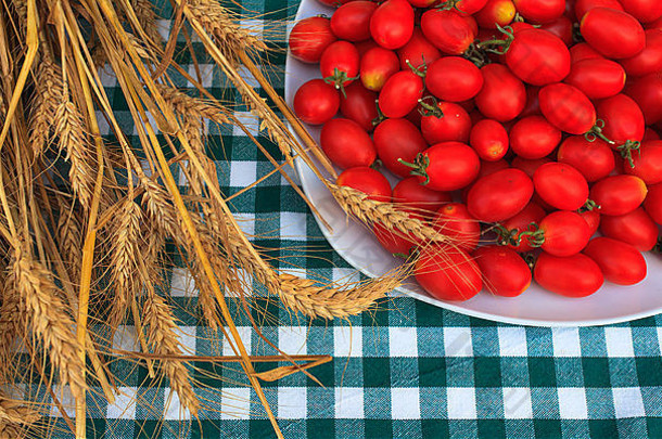 桌布上的小麦和西红柿景观