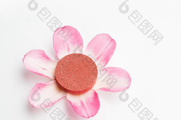 白色背景上六片粉红色花瓣上的腮红垫。