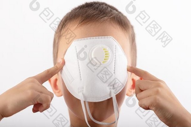 男孩用医用口罩遮住脸