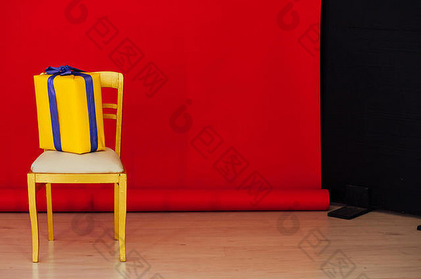 黄色的椅子礼物室内红色的房间