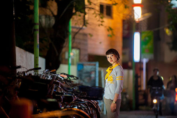 亚洲女模特在街上摆姿势拍照